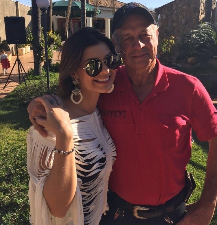 14.ago.2016 - A apresentadora Amanda Françozo homenageia o pai, Zé Luiz, em foto no Twitter - Reprodução/Twitter/amandafrancozo