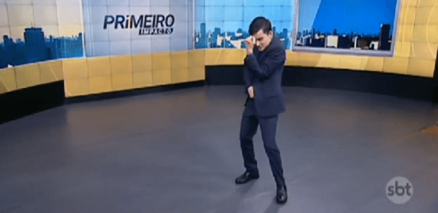 Dudu Camargo faz dancinha no comando do "Primeiro Impacto", telejornal do SBT - Reprodução/SBT