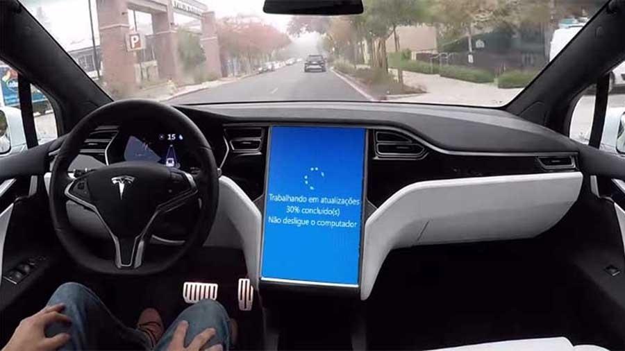 Imagem de reprodução mostra carro da Tesla operando em modo semi-autônomo; tela de atualização do Windows na central multimídia é "licença poética" de UOL Carros, para mostrar como atualização (não) deve funcionar - Arte UOL Carros/Reprodução