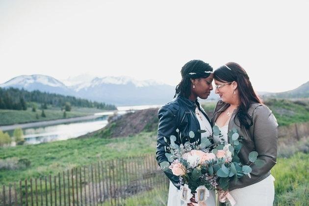 Inspiração para usar jaqueta de couro com o vestido de noiva - Divulgação/Cassandra Zetta, Photographer