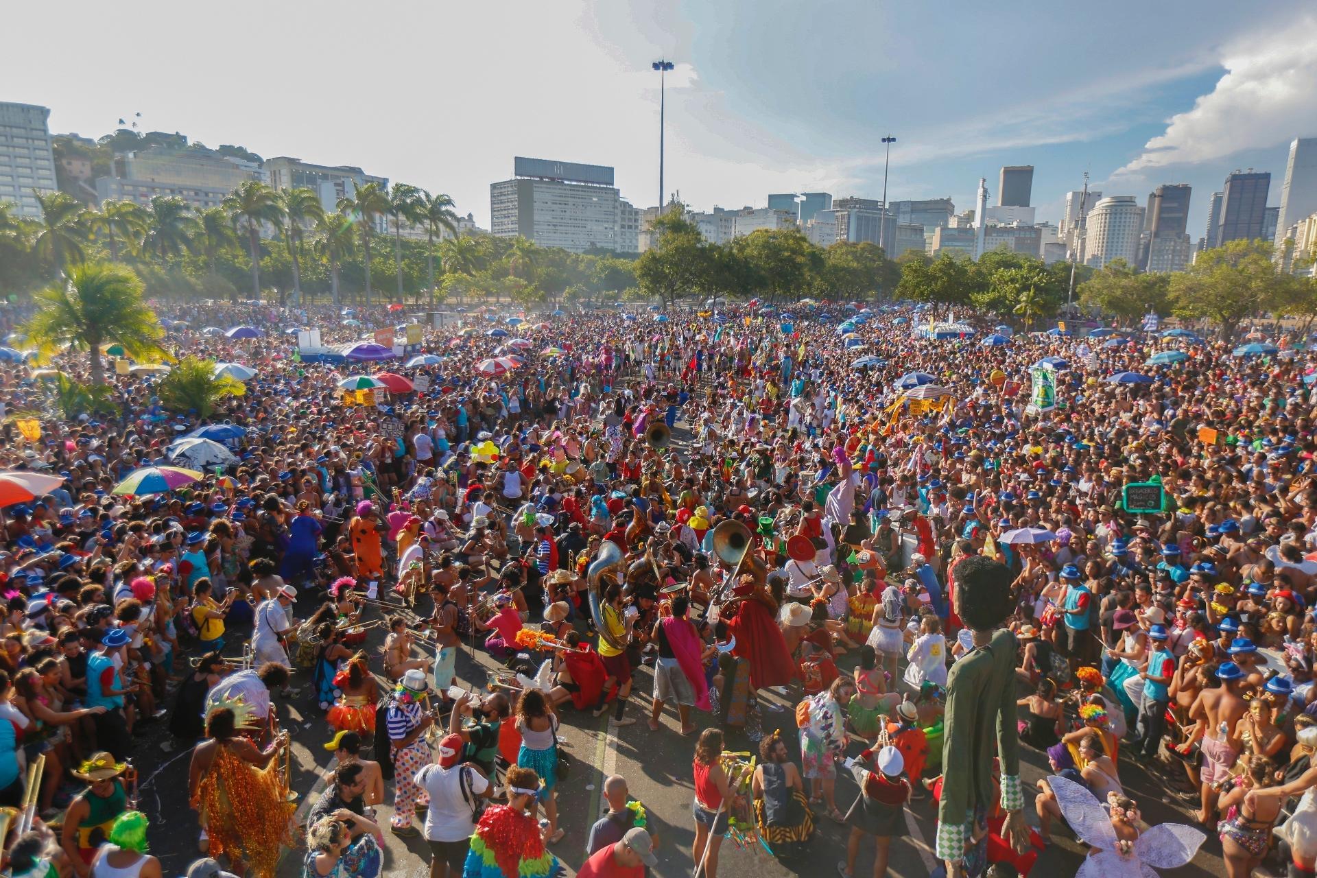 Formada em 2008, o bloco Orquestra Voadora desfilou nesta terça-feira (28) no Aterro do Flamengo - Marcelo de Jesus/UOL