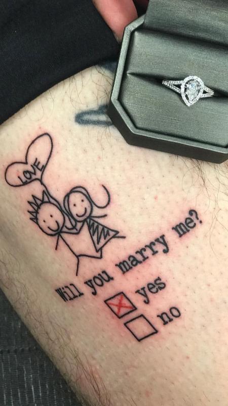 Pedido de casamento em forma de tatuagem - Reprodução/Facebook