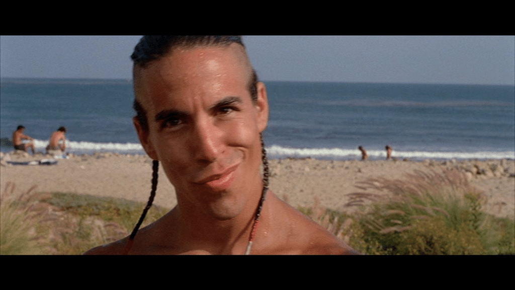Anthony Kiedis em cena de Caçadores de Emoção - Reprodução