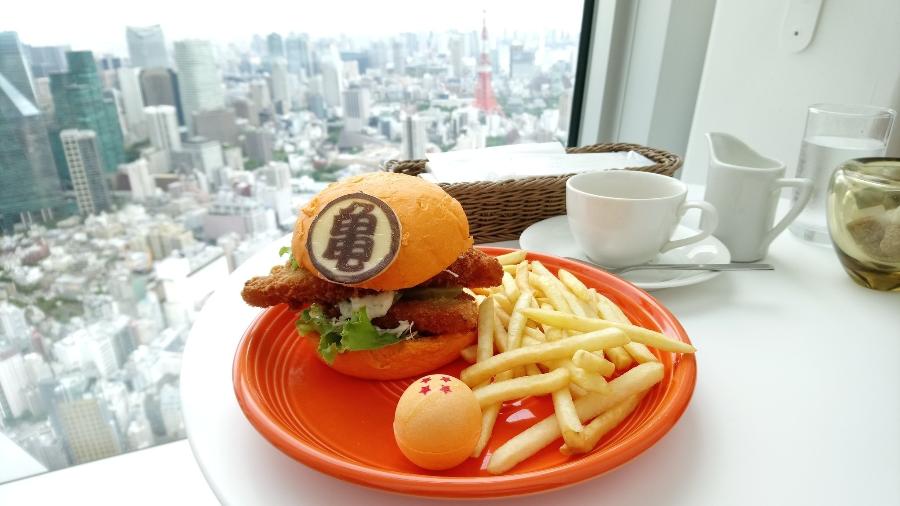Nada como ver um panorama de Tóquio comendo seu Dragon Ball Burger - Reprodução