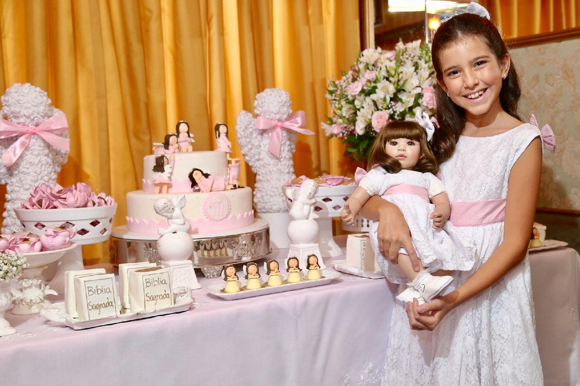 Maria, filha de Rodrigo Faro e Vera Viel, posa com boneca que usa vestido igual ao seu durante a comemoração de sua primeira comunhão, no restaurante Paris 6 - Manuela Scarpa/Brazil News