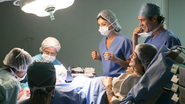 Lívia (Grazi Massafera) e Gael (Sergio Guizé) acompanham o parto de Clara (Bianca Bin) em "O Outro Lado do Paraíso" - Rafael Campos/TV Globo - Rafael Campos/TV Globo