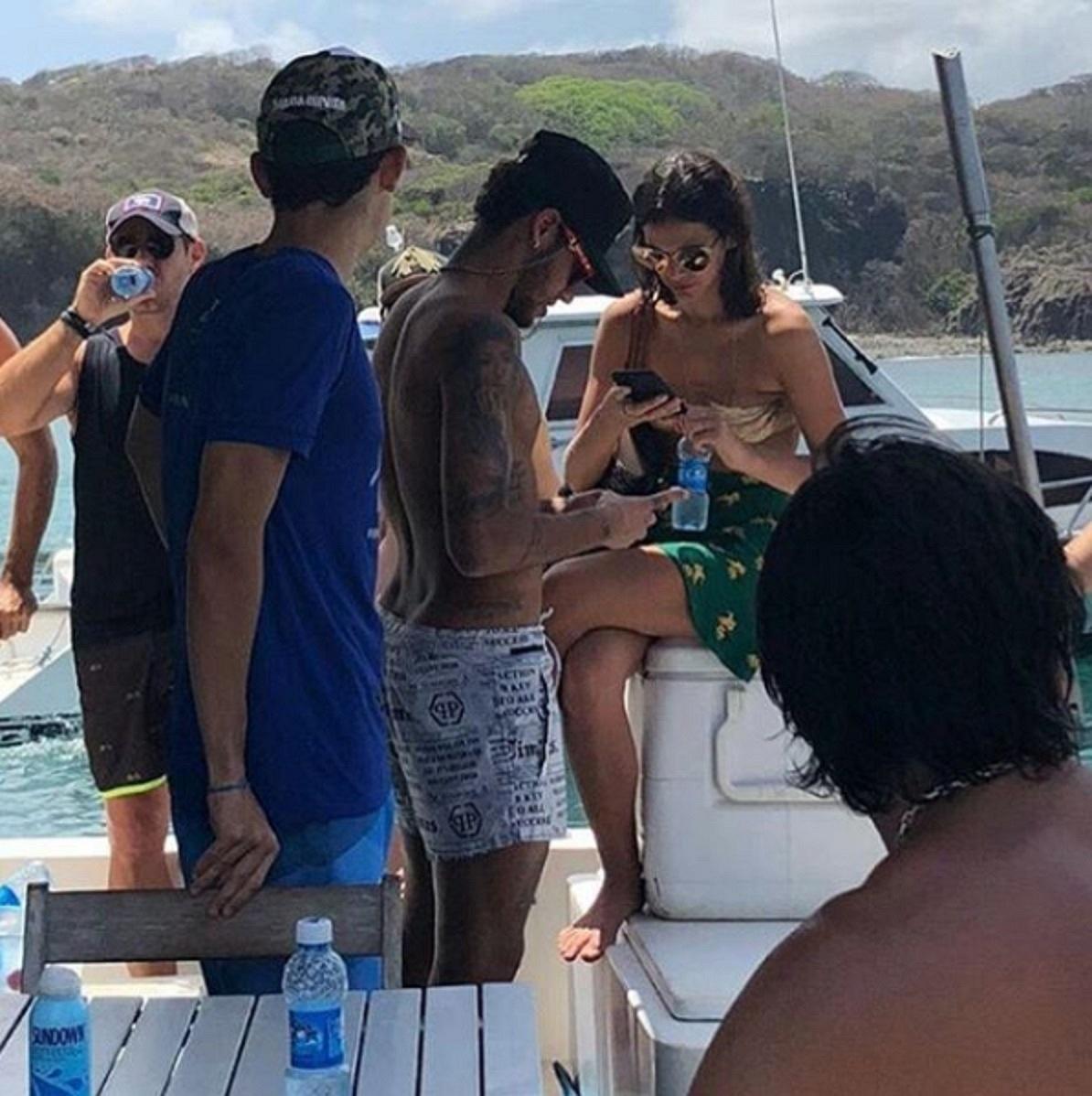Bruna Marquezine e Neymar passeiam de barco - Reprodução/Instagram