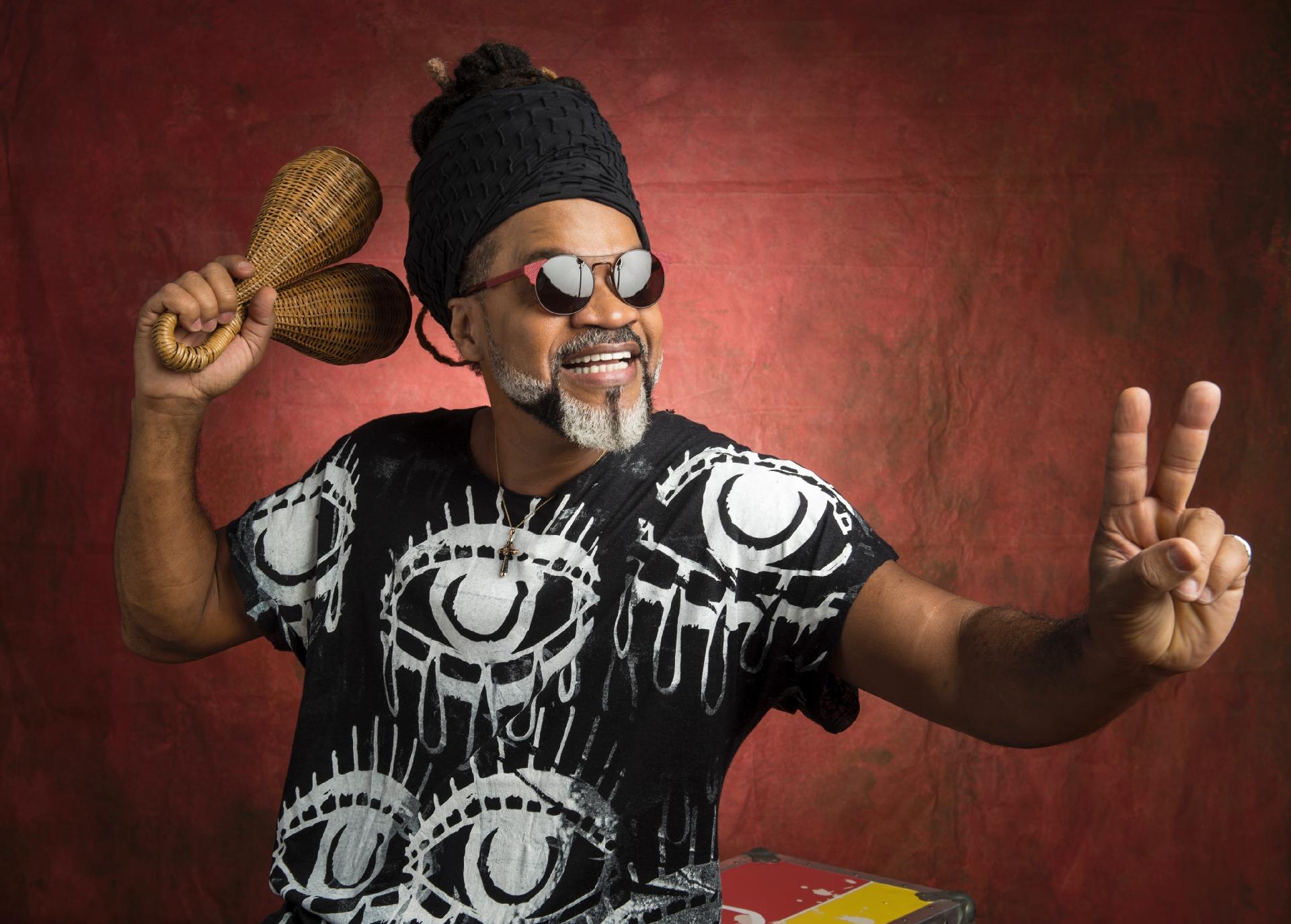 Carlinhos Brown posa nos bastidores do "The Voice Kids" - Mauricio Fidalgo/Globo/Divulgação