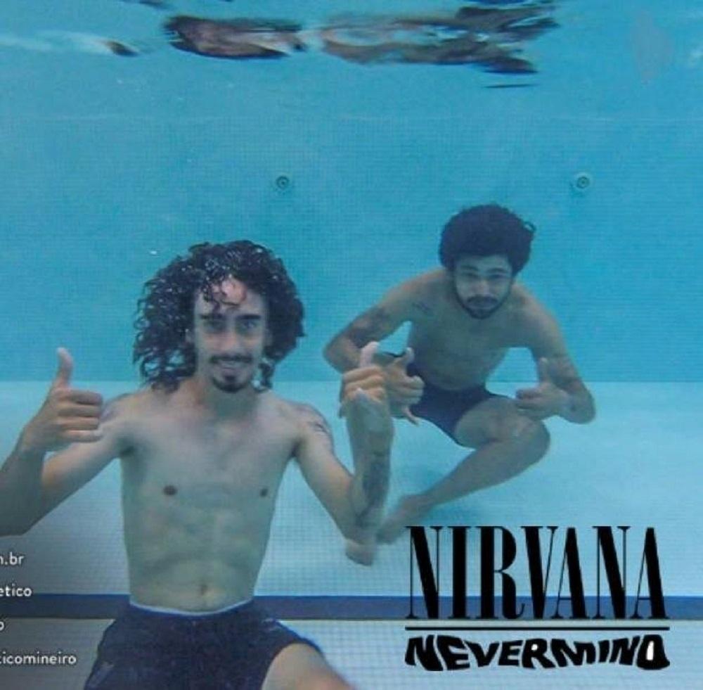Os jogadores Valdívia, hoje no São Paulo, e Luan, do Atlético-MG, numa versão involuntária da capa de "Nivermind", do Nirvana - Reprodução/Facebook