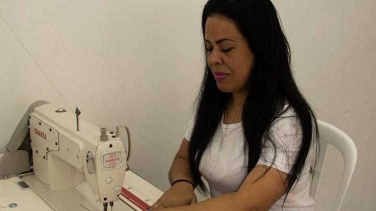 Flavia Maria da Silva, presa há seis anos, aprendeu a costurar na prisão - BBC News Brasil - BBC News Brasil