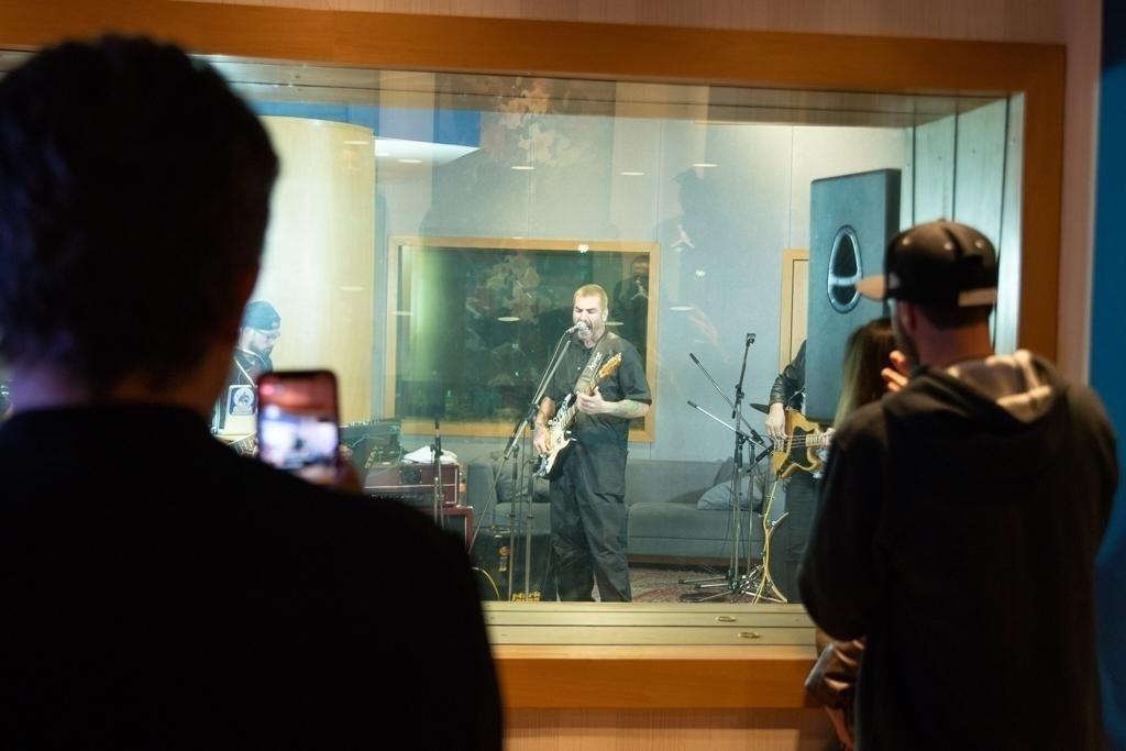 Banda Maquinamente durante pocket show no Midas Studios - Divulgação