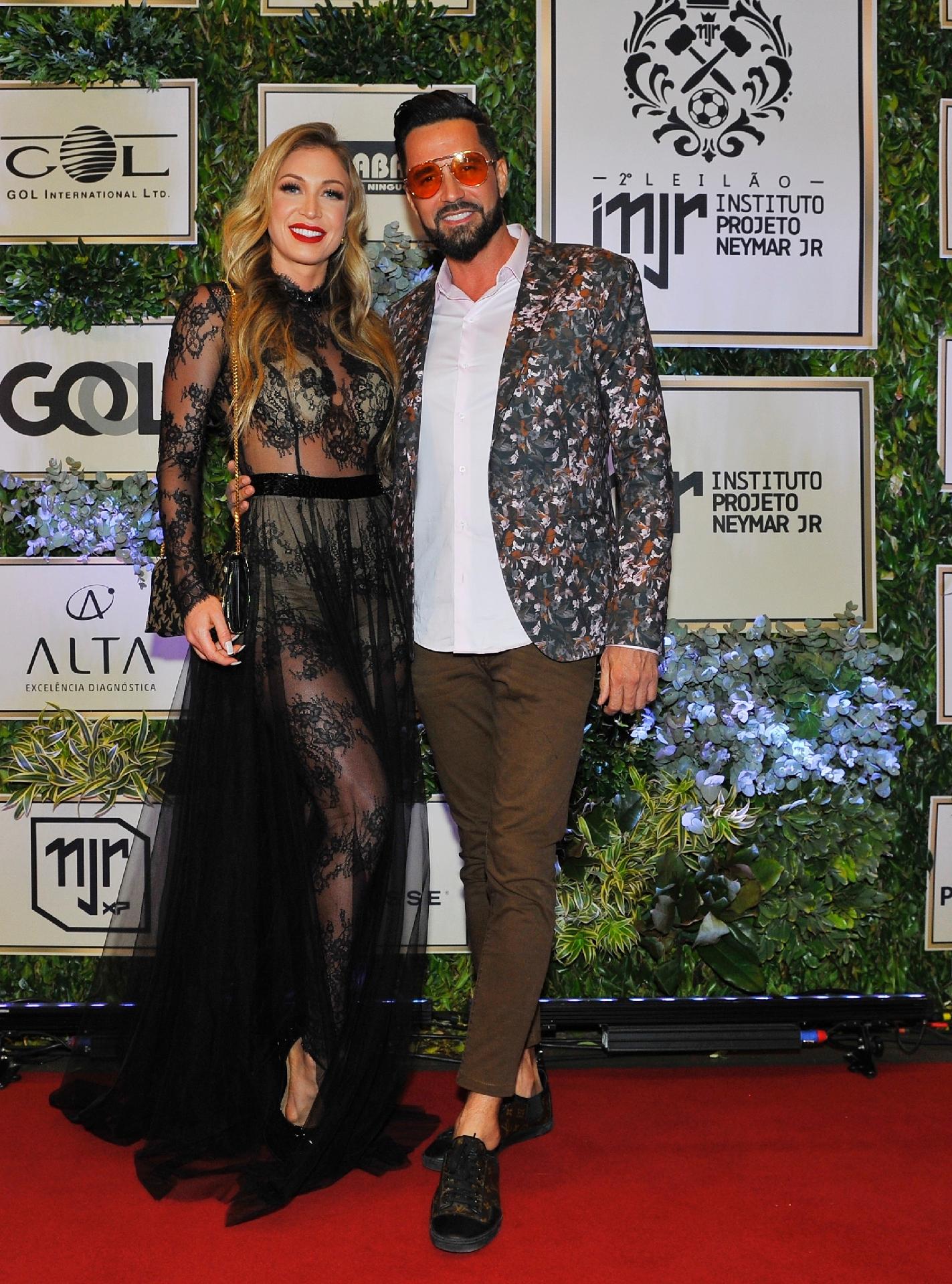 Latino e a noiva, Jéssica Rodrigues, chegam juntos ao leilão do Instituto Neymar Jr. - Imagem/Brazil News