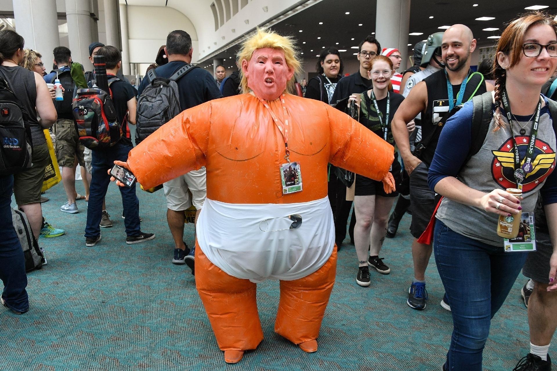 Fã vai à Comic-Con 2018 com cosplay que parodia o presidente americano Donald Trump - Dia Dipasupil/Getty Images