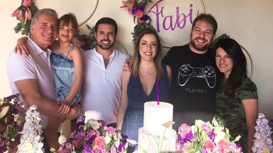 Em família, Roberto Justus parabeniza a filha Fabiana (ao centro), que será mãe de gêmeas - Reprodução/Instagram