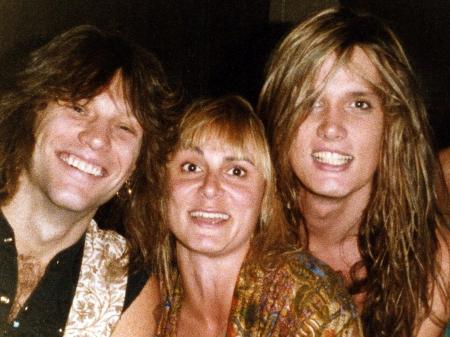Dorothy Carvello com Jon Bon Jovi e Sebastian Bach - Arquivo Pessoal/Divulgação