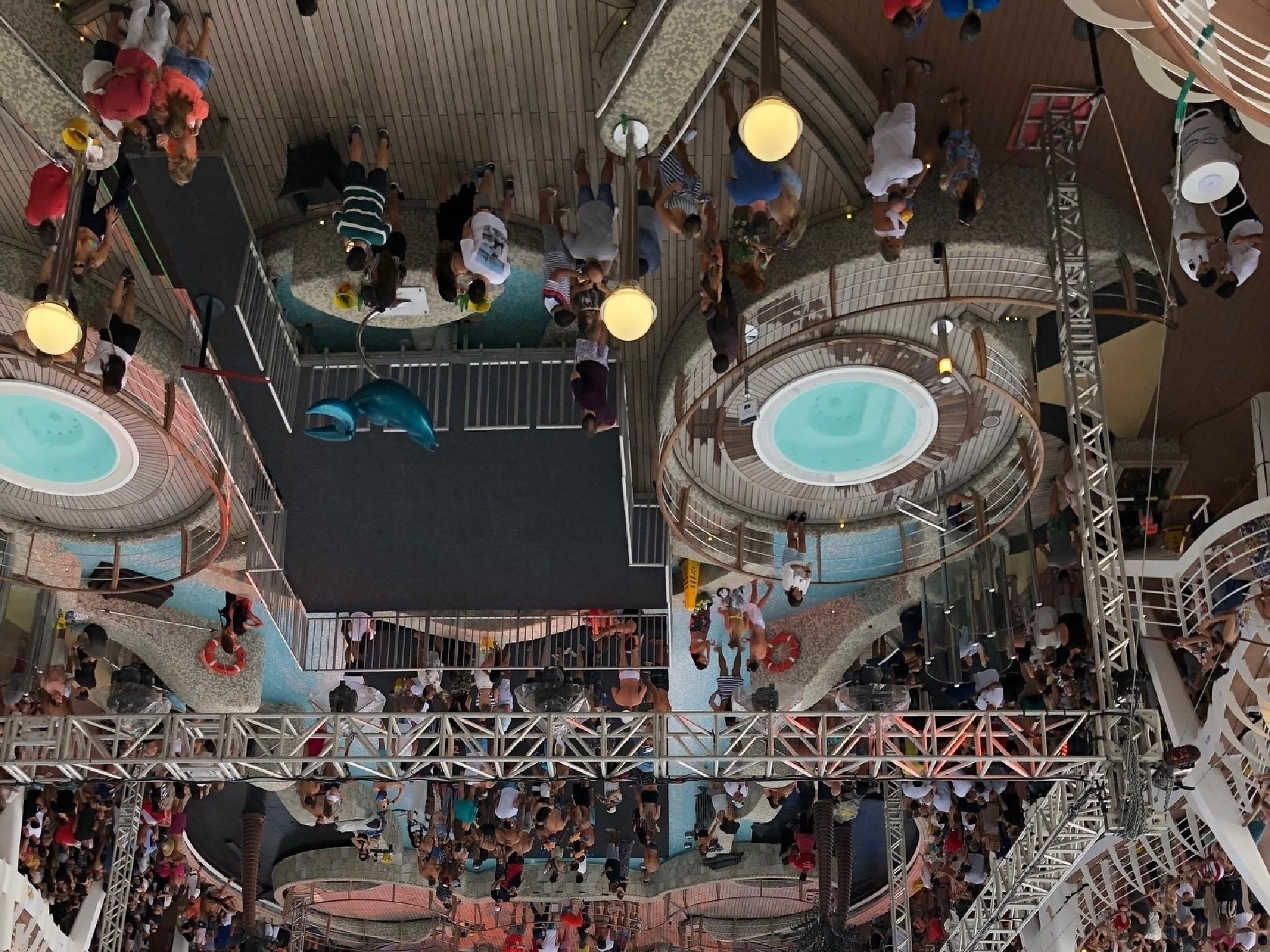 Público ocupava a área da piscina, onde foi montado o palco do show para o cruzeiro temático do Wesley Safadão - Felipe Branco Cruz/UOL