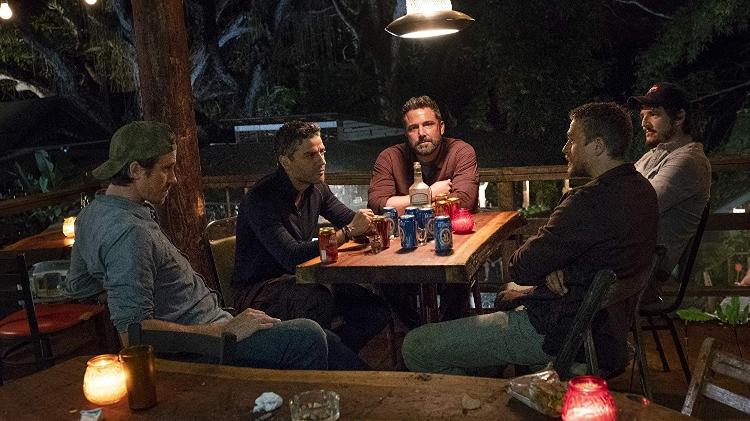 Da esquerda para a direita: Garrett Hedlund, Oscar Isaac, Ben Affleck, Charlie Hunnam e Pedro Pascal em "Operação Fronteira" - Divulgação/IMDb - Divulgação/IMDb