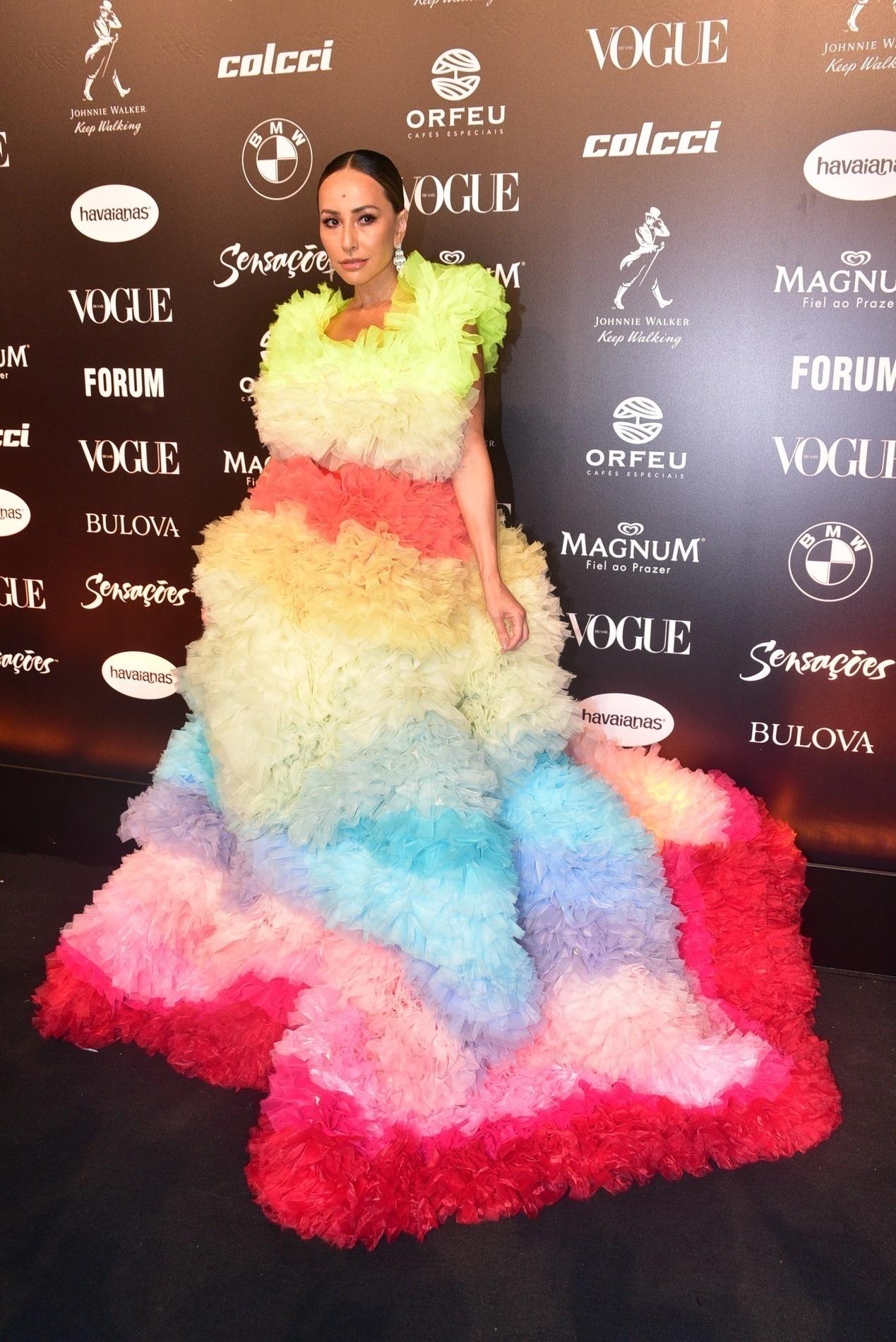 Sabrina Sato usa vestidão supercolorido para ir ao Baile da Vogue 2019, em São Paulo - Thiago Duran e Leo Franco/AgNews