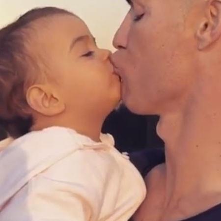 Cristiano Ronaldo ganha beijos da caçula Alana, filha da modelo Georgina Rodríguez  - Reprodução/Instagram/@georginagio