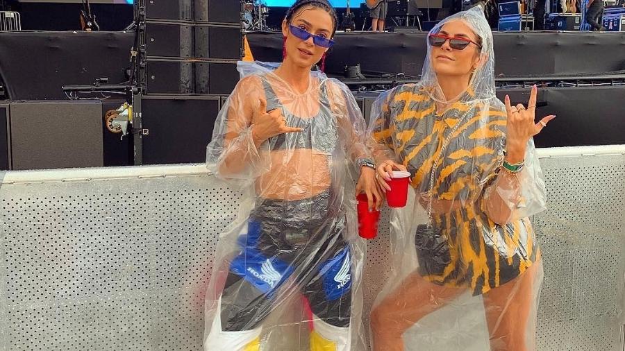 Thaila Ayla e Julia Faria curtiram o Lollapalooza com capas de chuva em 2019 - Reprodução/Instagram