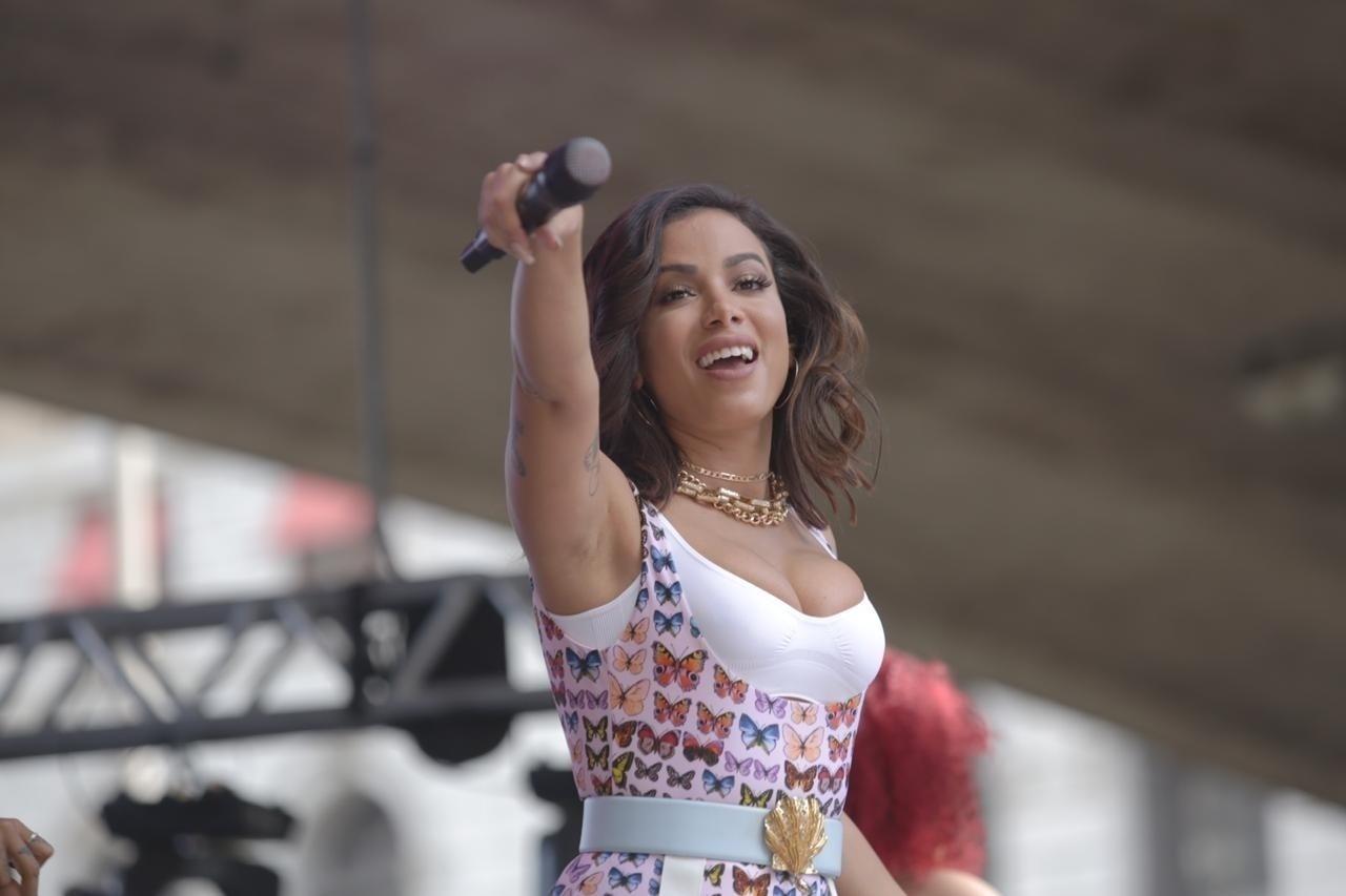 Cantora Anitta apostou em um maiô colorido para sua apresentação em São Paulo - Diego Padgurschi/UOL