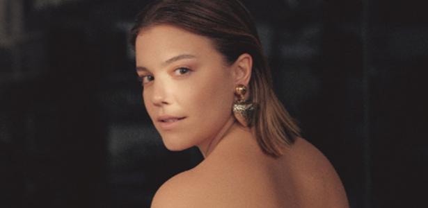 Alice Wegmann posa nua para revista Sem pretensão de ser sexy