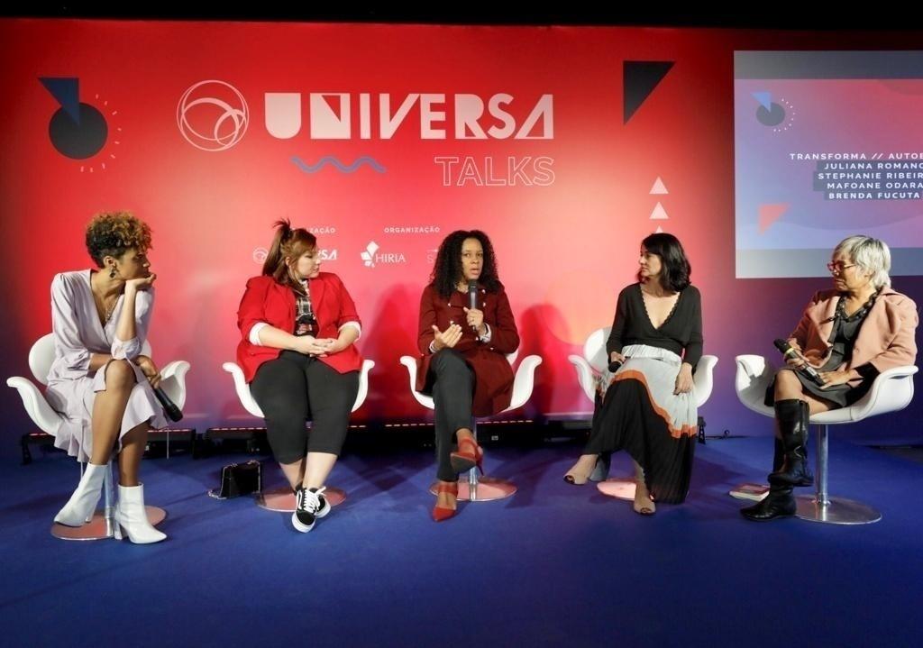 Stephanie, Juliana, Mafoane e Brenda com a editora-chefe da Universa Marina Bessa - Mariana Pekin/UOL