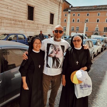 Henrique Fogaça em foto polêmica com freiras - Reprodução/Instagram