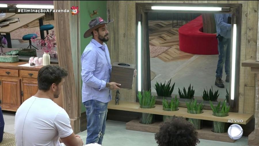 Diego Grossi sorteia participantes para a prova do lampião em A Fazenda 2019 - Reprodução/RecordTV