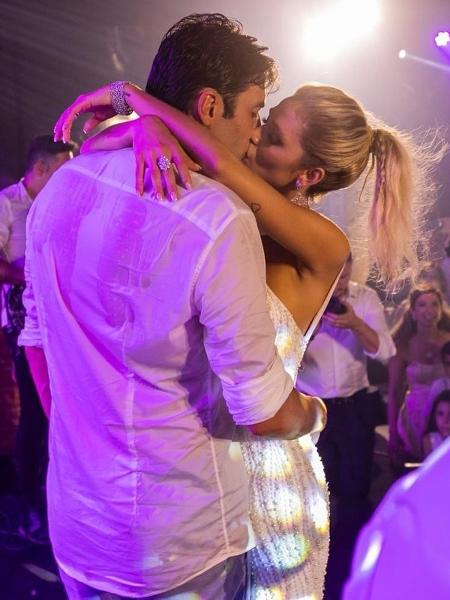Carol Dias posta beijo com Kaká - REPRODUÇÃO/INSTAGRAM