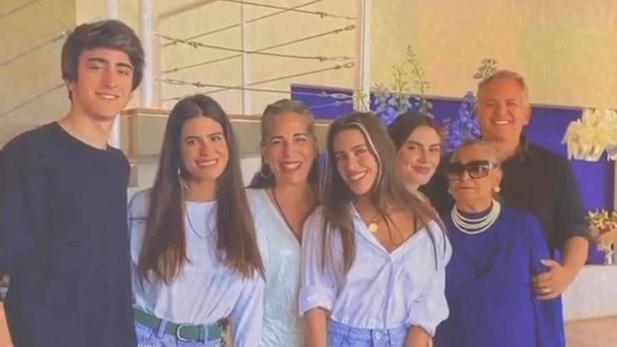 Glória Pires posa com a família em aniversário de 57 anos - Reprodução/Instagram @gpiresoficial