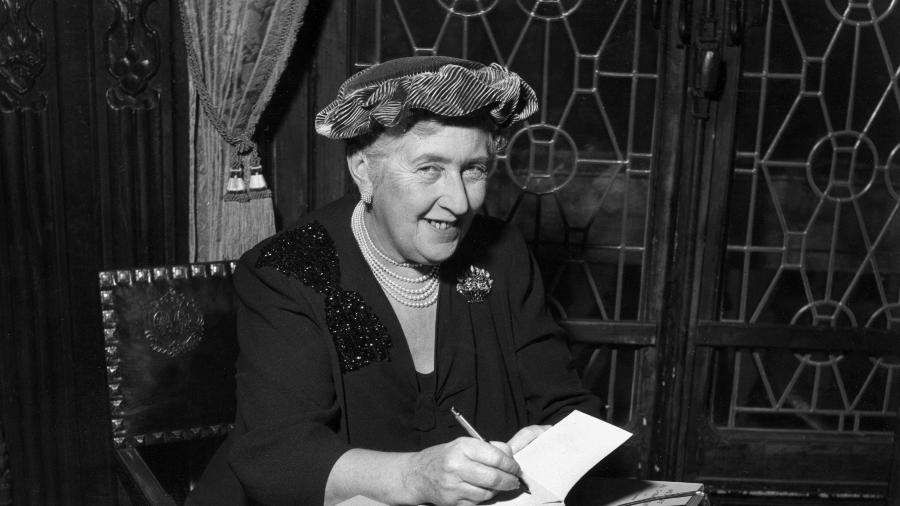 A escritora britânica Agatha Christie (1890-1976) autografa edições em francês de seus livros - Hulton Archive/Getty Images