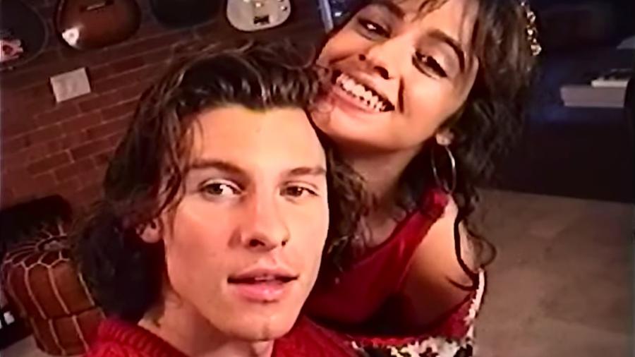 Shawn Mendes e Camila Cabello no clipe de "The Christmas Song" - Reprodução/YouTube