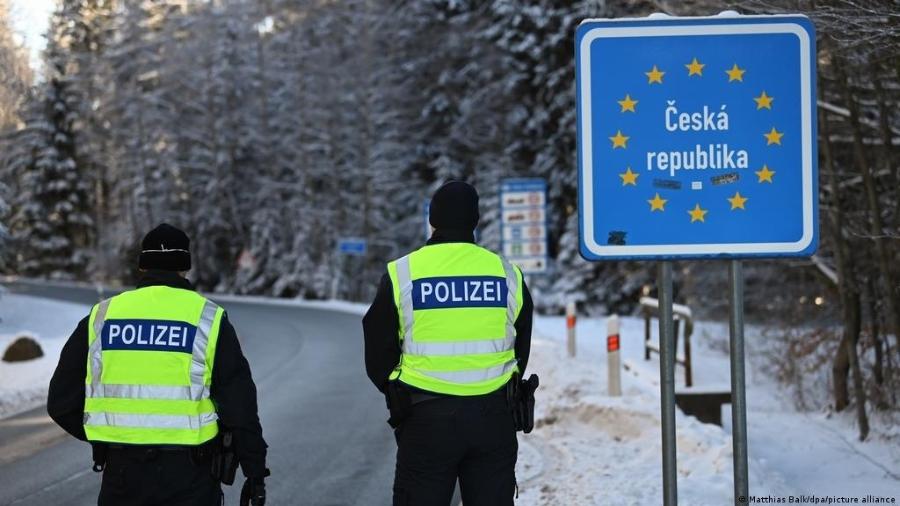 Policiais alemães isolam fronteiras com a República Tcheca e o Tirol. Alemanha introduziu controles mesmo após críticas da UE - Reprodução/DW