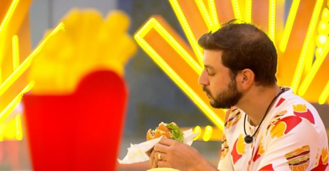 BBB 21: Caio aproveita sanduíche - Reprodução/ Globoplay