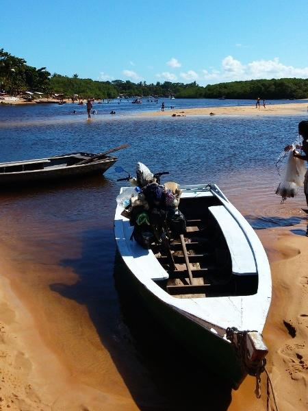 Cajuína atravessando rio da Bahia com a ajuda de barco - Arquivo pessoal - Arquivo pessoal