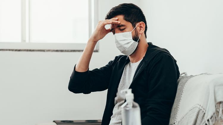 homem com dor, homem doente, cansado, cansaço, fadiga, dor, - iStock - iStock