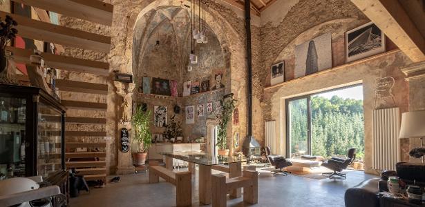 Convirtió una iglesia abandonada en una casa de deseos en España -  07/11/2021