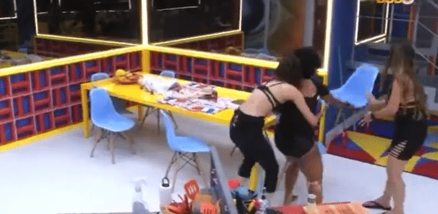 BBB 22: Natália joga cadeiras da cozinha durante discussão