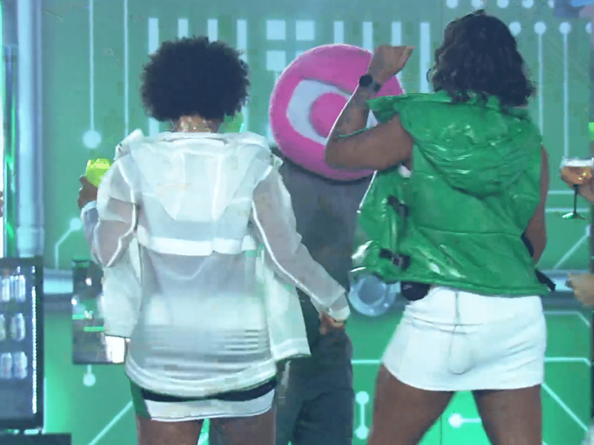 Boninho curte festa fantasiado de Globolinho, e P.A desconfia: 'É o boss'