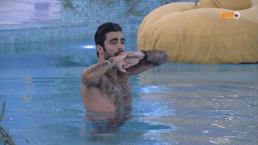 BBB 22: Com falta de água na casa, Scooby decide tomar banho na piscina - Reprodução: Globoplay