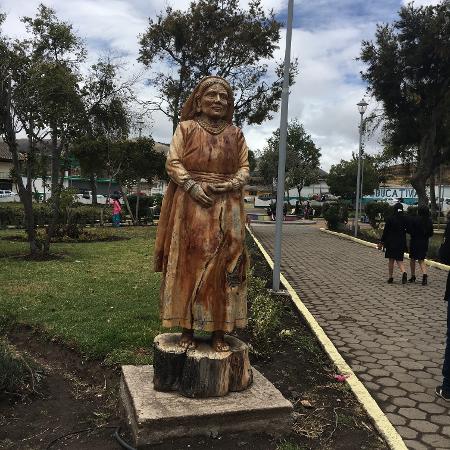 Estátua de madeira de Dolores Cacuango nol Parque Central de Olmedo (Equador) - Reprodução - Reprodução