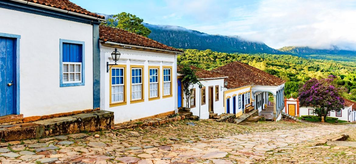 Montanhas e casas de Tiradentes, em Minas Gerais - Fred_Pinheiro/Getty Images/iStockphoto