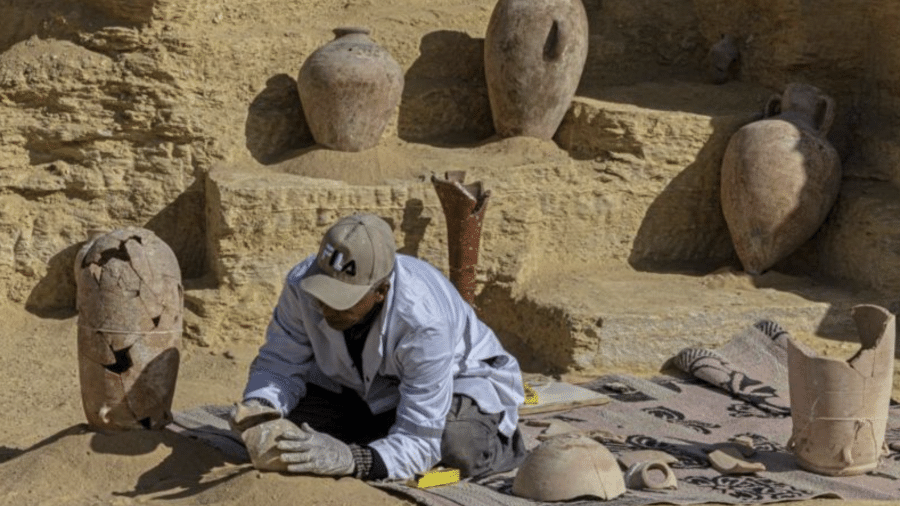 Os arqueólogos fizeram descobertas importantes em Saqqara, no Egito - KHALED DESOUKI/AFP VIA GETTY IMAGES