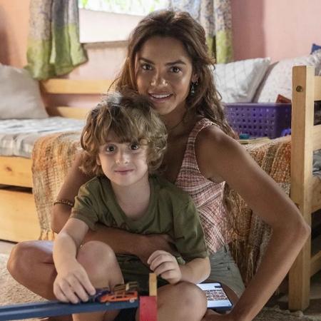 Brisa ao lado do filho Tonho, em "Travessia" - Divulgação/TV Globo