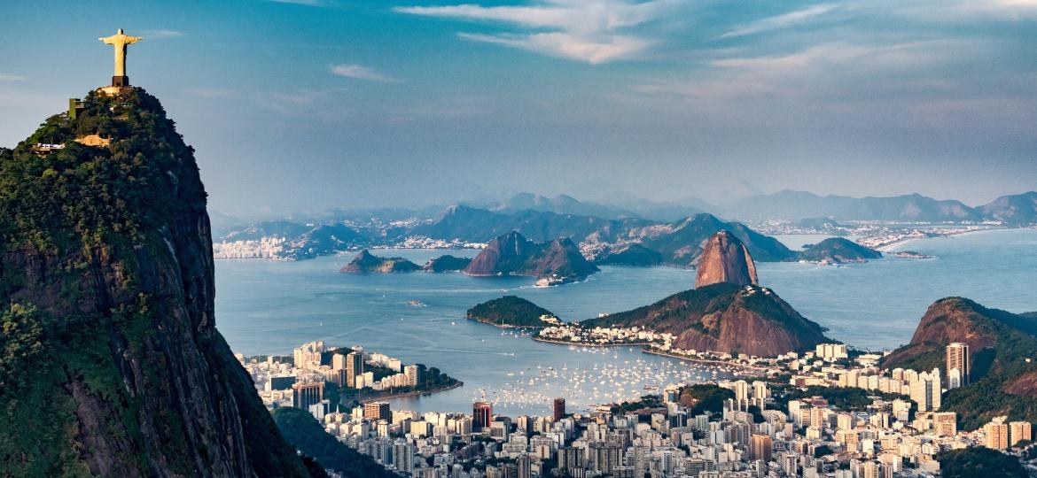 Vista aérea do Rio de Janeiro com o Cristo Redentor (à esquerda), Corcovado, Botafogo, Flamengo e centro em destaque, além do Pão de Açúcar - microgen/Getty Images/iStockphoto