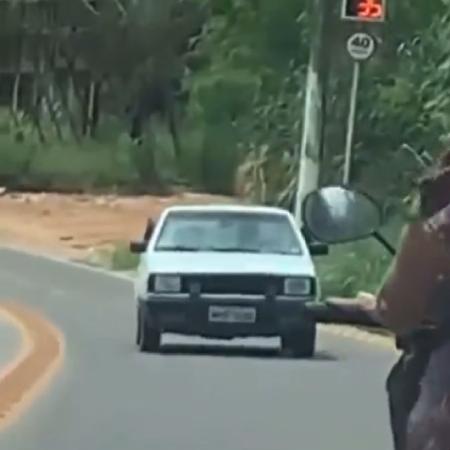 VW Gol trafegando de ré - Reprodução / Instagram