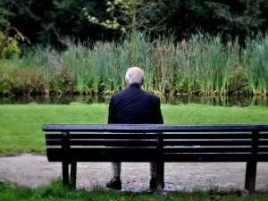 Ciência prova: solidão envelhece e aumenta o risco de morte