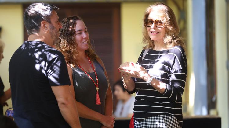 Sylvia Bandeira e Isabelle Laurence, sobrinha de Jacqueline Laurence, no velório da atriz