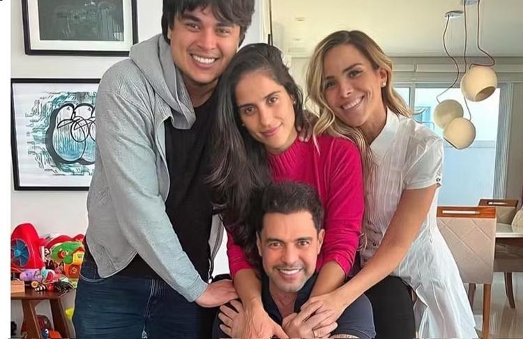 Zezé Di Camargo em foto posada com os três filhos: Wanessa, Camilla e Igor